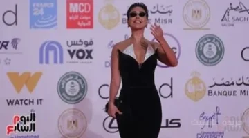 فساتين الكتف الواحد تفرض هيمنتها على السجادة الحمراء بمهرجان القاهرة السينمائي. 1